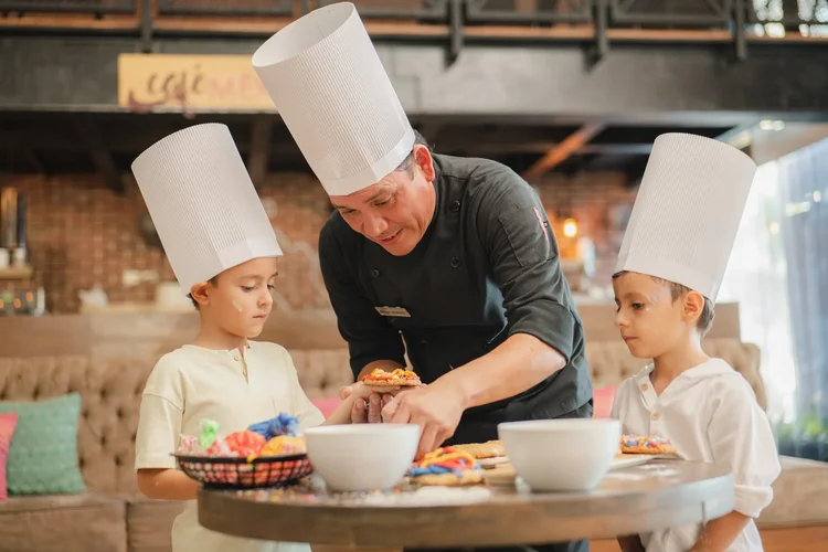 Family kids cooking class with chef Wyndham Altra