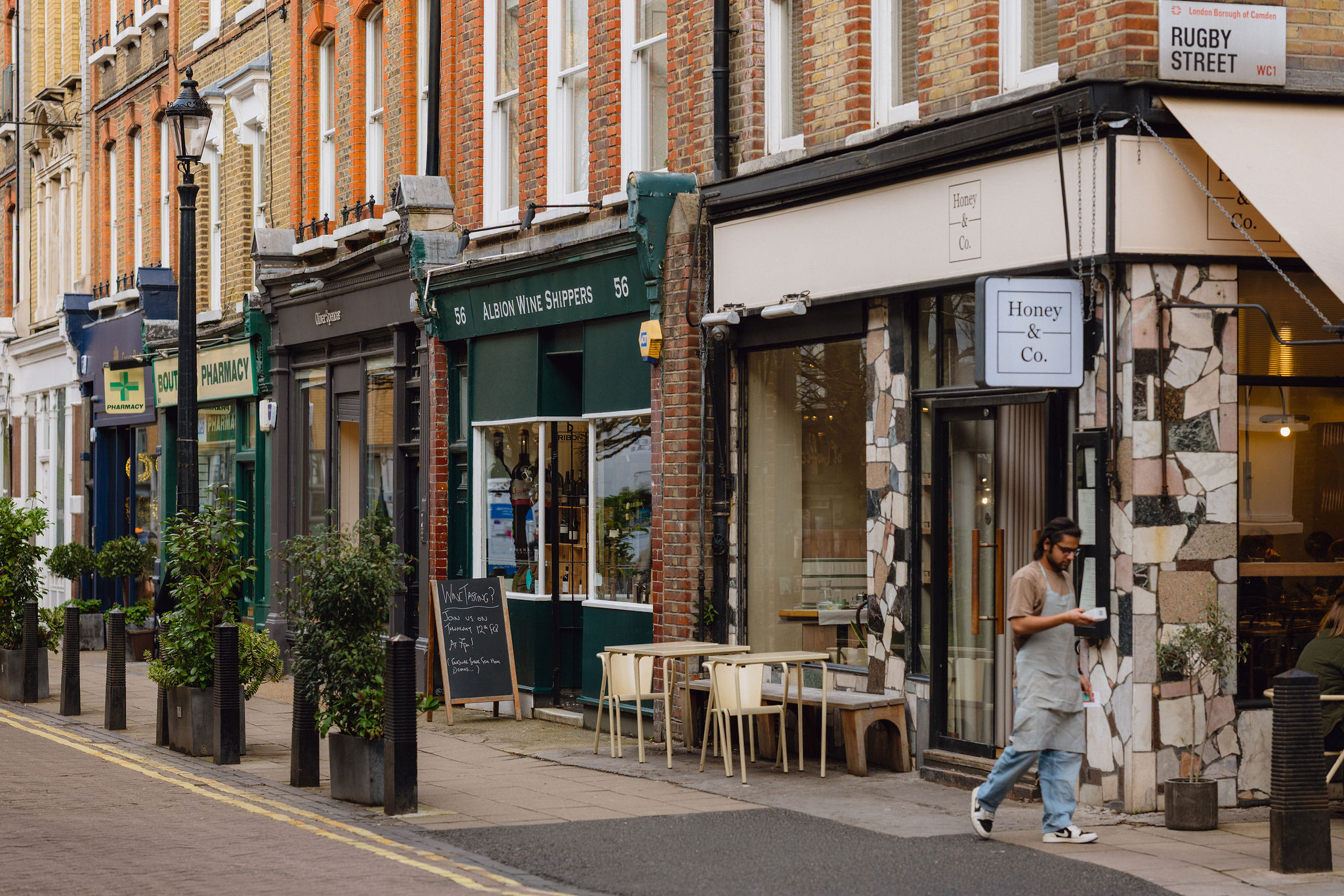 Bloomsbury London couple exploring, lifestyle photography