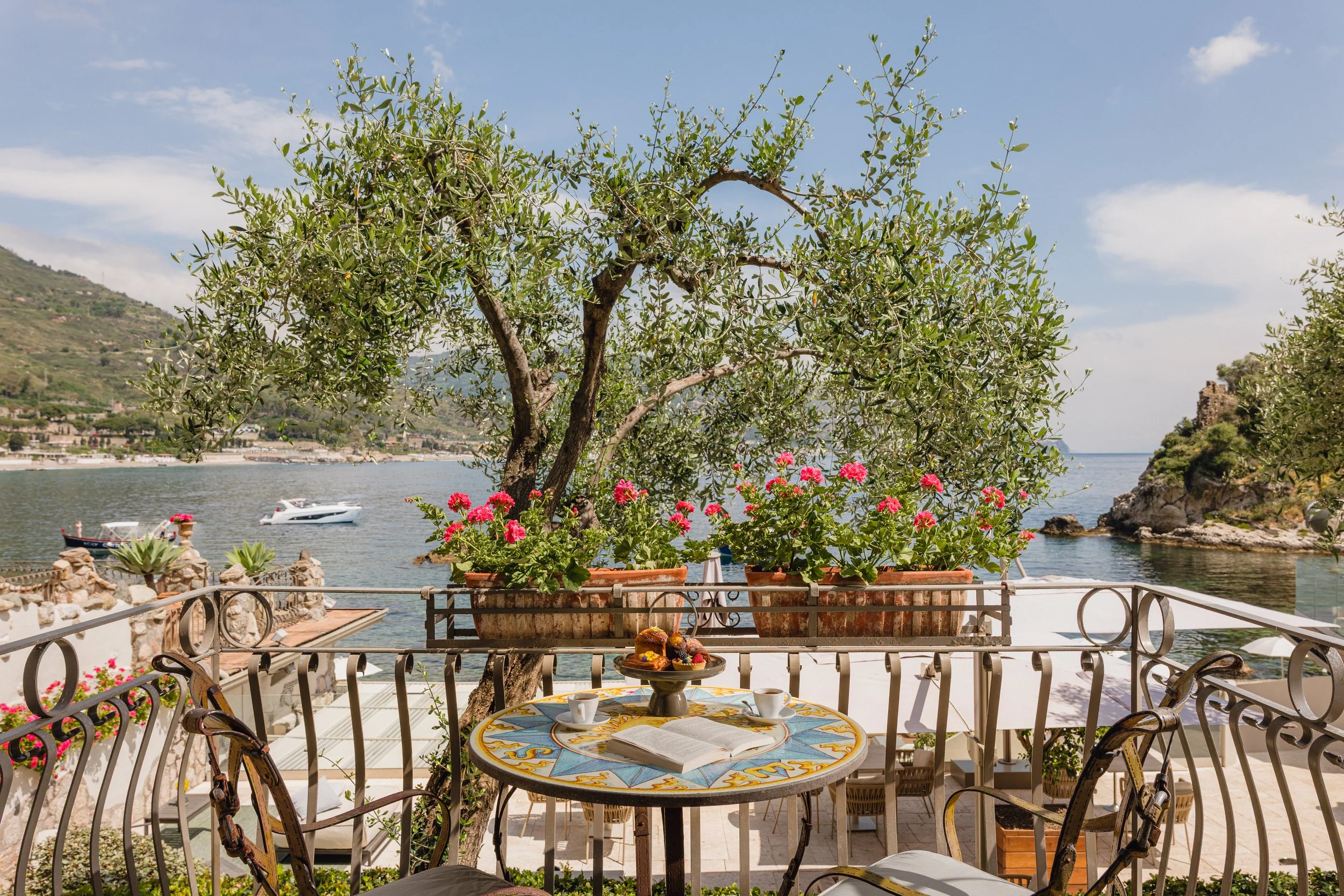 VRetreats Atlantis Bay — Junior Executive Suite Sea View interior photography