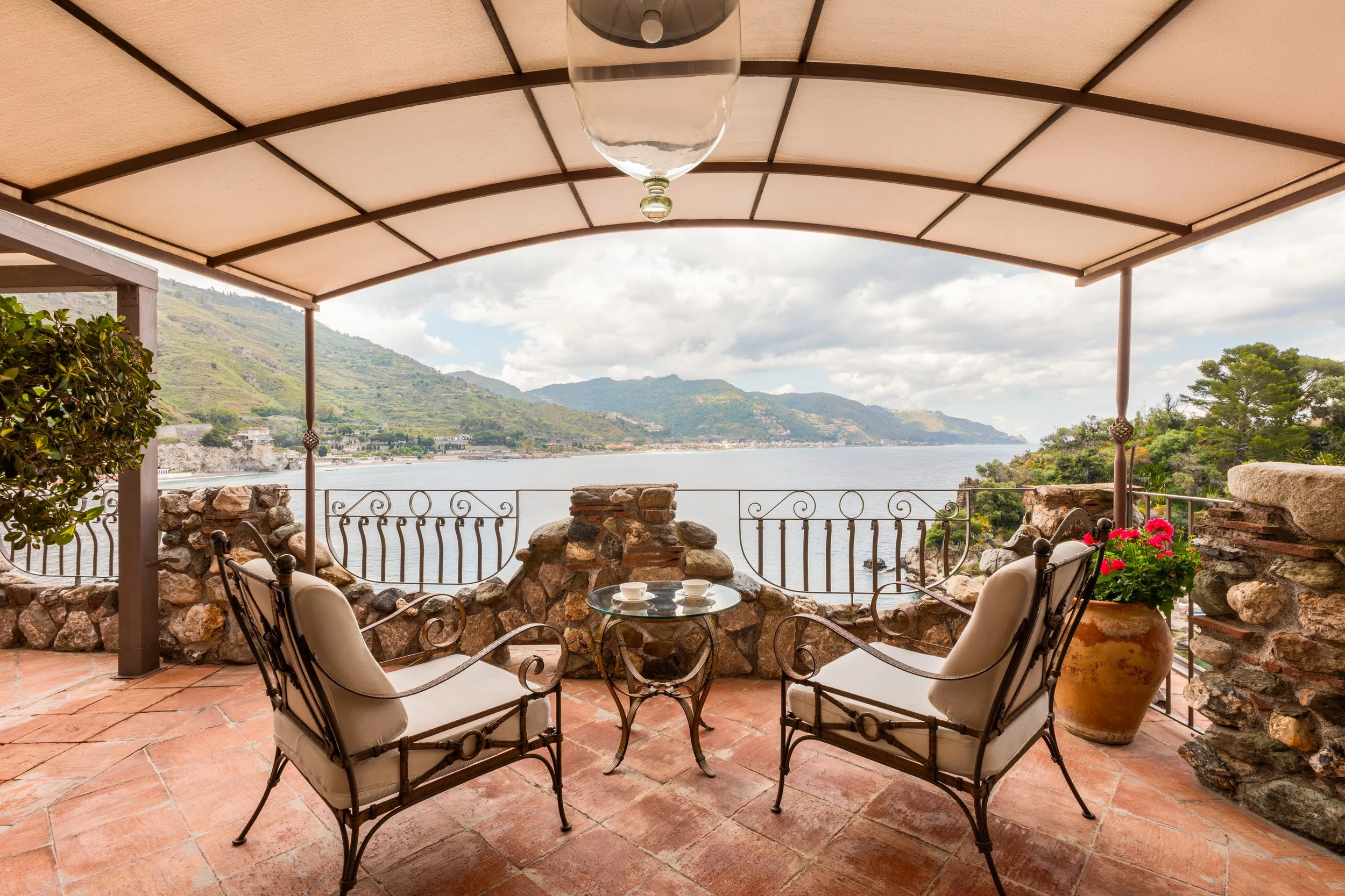 VRetreats Atlantis Bay — Deluxe Sea View room detail photography